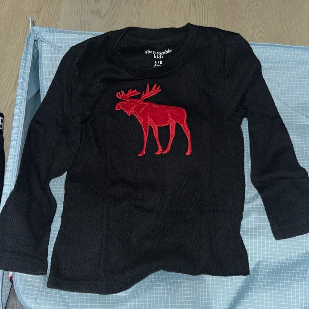 Super warm long sleeve for 5/6 year old🥰